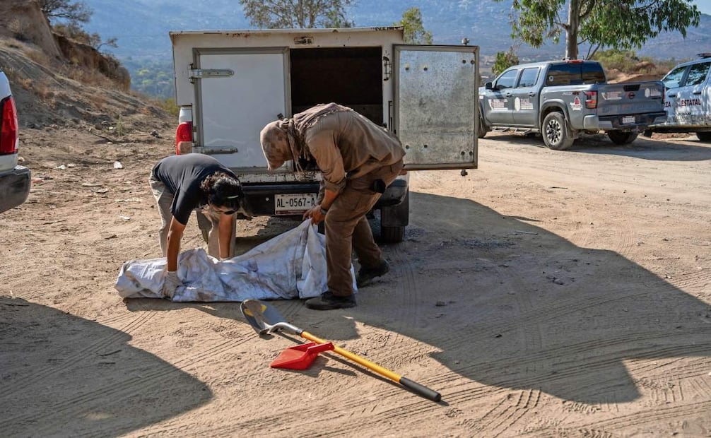 Autoridades levantan el cuerpo de un menor localizado en una fosa clandestina en el municipio de Tecate. Foto: AIMEE MELO/EL UNIVERSAL