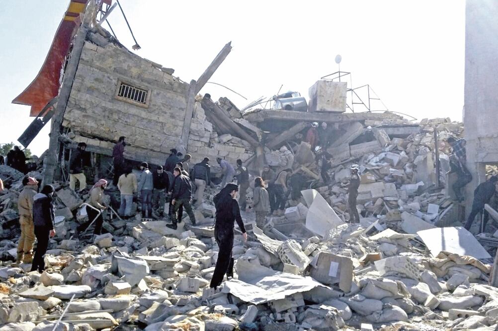 El hospital apoyado por Médicos Sin Fronferas que fue destruido ayer con misiles en Maarat al-Nuaman, en la ciudad siria de Idlib (SAM TAYLOR. EFE)
