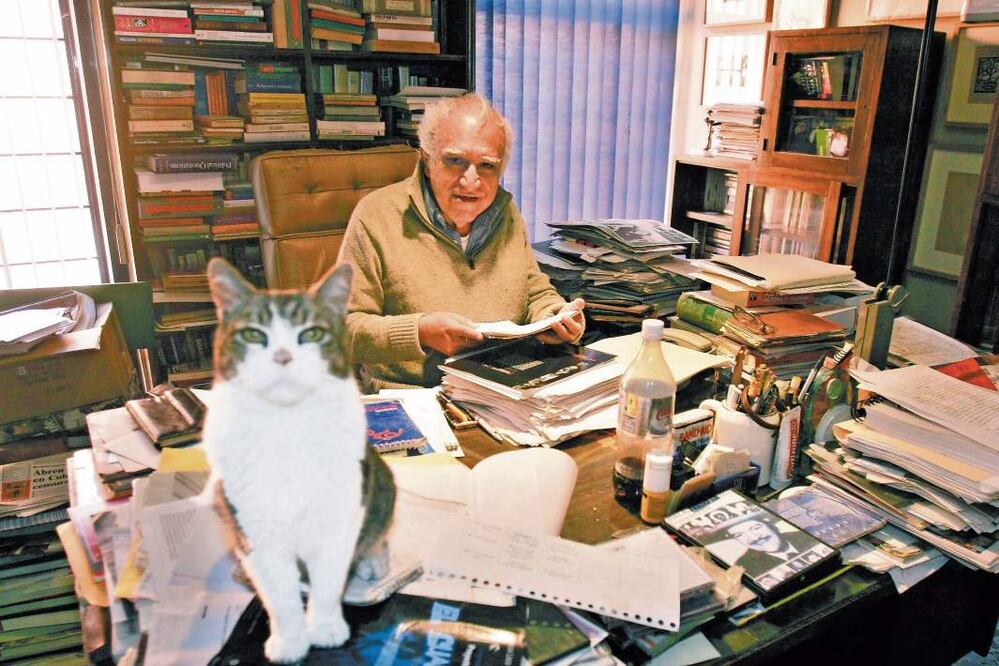 Foto de Carlos Monsiváis junto
a uno de sus gatos, tomada en 2007 dentro de su casa ubicada en la calle
San Simón, en la Colonia Portales. / Archivo El Universal