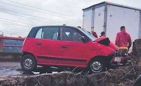 A conductor le urgía llegar y terminó ensartado en Tlalnepantla 