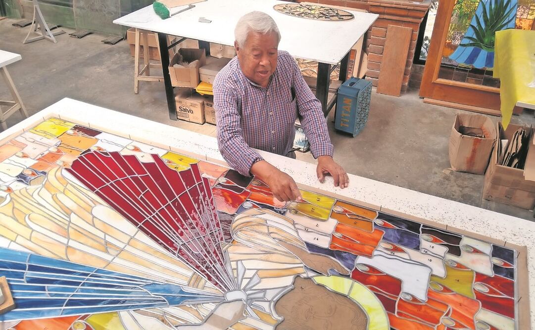 Don Bernabé Fernández trazó El Hombre Sol, La Andrómeda y La Noche en los cristales. Foto: CLAUDIA GONZÁLEZ/ EL UNIVERSAL
