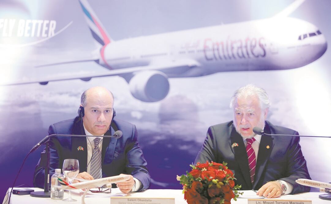 Salem Obaidalla (Emirates) y Miguel Torruco (Turismo), durante la conferencia sobre la nueva ruta México-Barcelona-Dubái. Foto: IVÁN STEPHENS. EL UNIVERSAL