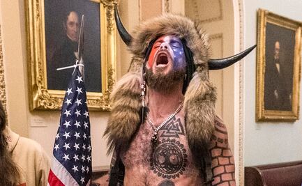 Dan 41 meses de prisión al "chamán" por el ataque contra el Capitolio de EU