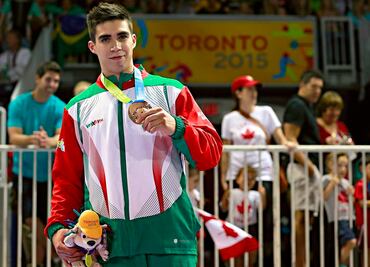 Daniel Corral, bronce en caballo con arzones
