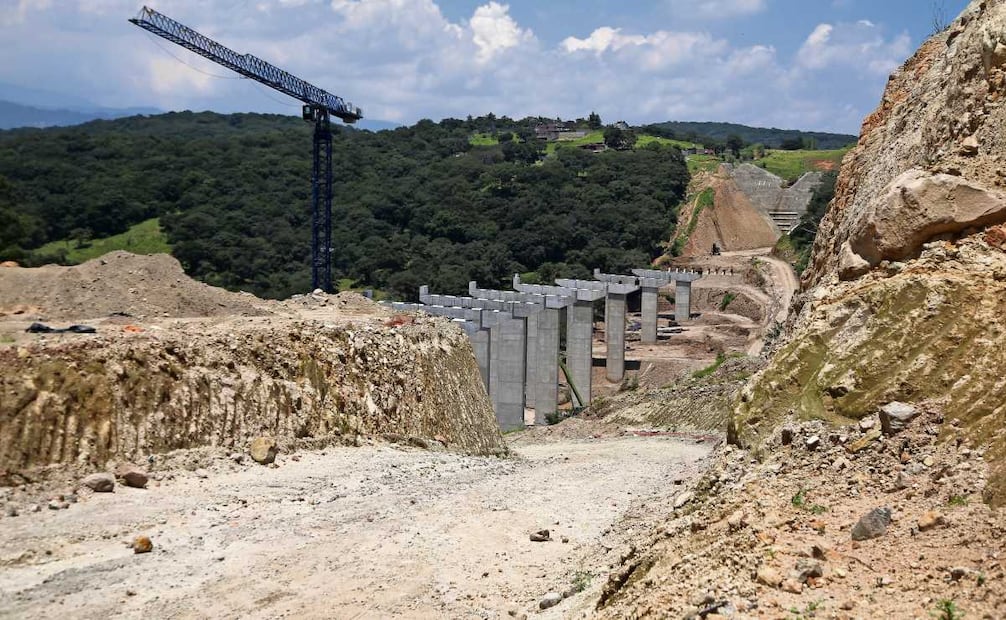 En una de las zonas que atraviesa el bosque se encuentran las columnas alineadas que visualizan el trazo de la vía. Foto: Carlos Mejía