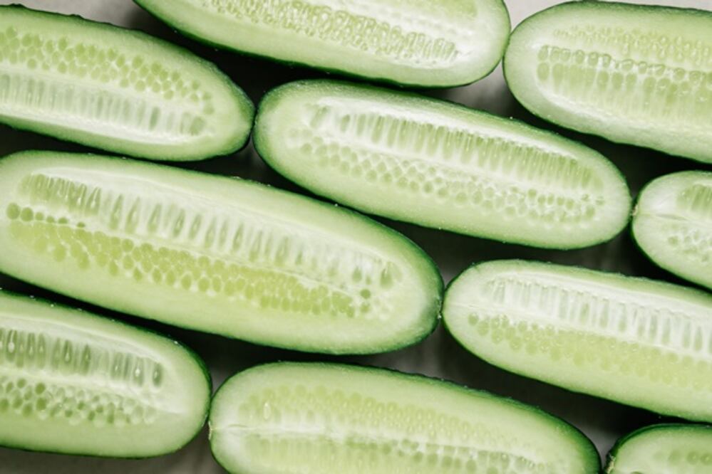 Aprovecha la cáscara del pepino para preparar agua fresca.