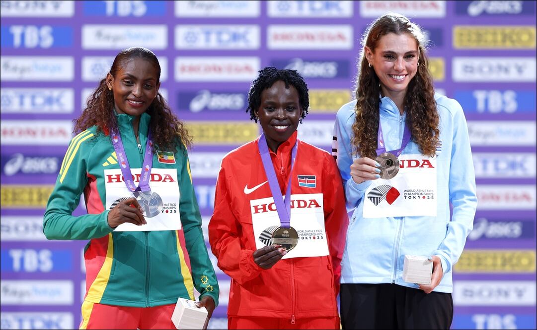 Julia Paternain presume su medalla de bronce junto a la keniata Peres Jepchirchir (oro) y la etíope Tigst Assefa (plata), en el Maratón Femenil del Mundial de Atletismo de Tokio 2025. FOTO: EFE