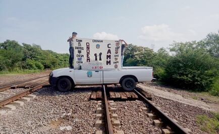 Normalistas toman vías del tren en Uruapan y Arteaga