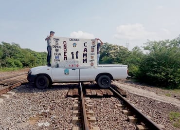 Normalistas toman vías del tren en Uruapan y Arteaga