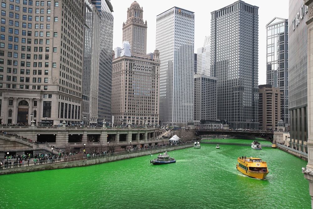 El río Chicago se tiñe de verde para celebrar el Día de San Patricio (Foto: AFP)