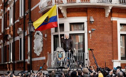 Assange es un “hacker” y seguirá en embajada: presidente de Ecuador