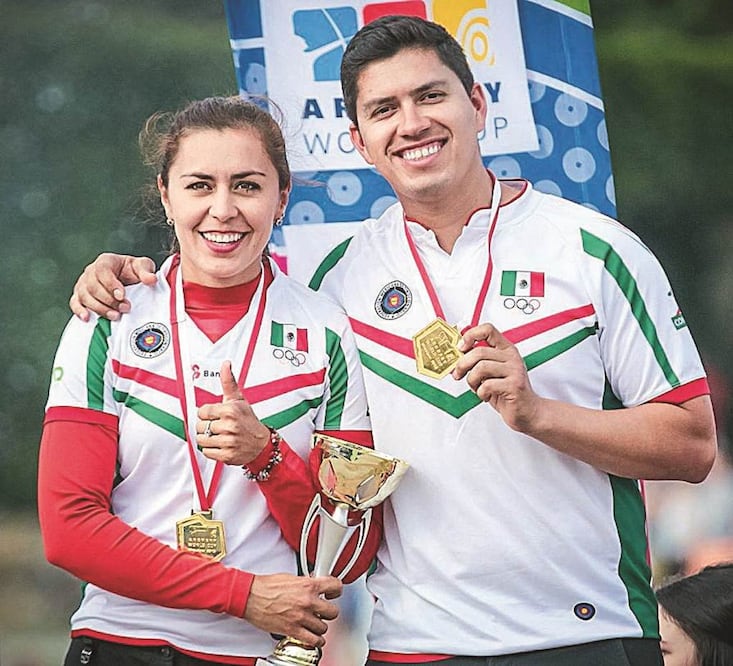 La pareja mexicana luce orgullosa su metal dorado tras finalizar en la punta (CORTESÍA WORLD ARCHERY)