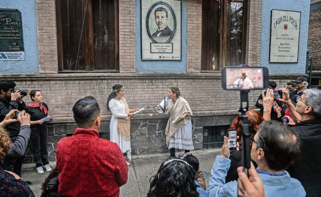 Protesta de escritores y activistas frente a la Casa del Poeta Ramón López Velarde hace unas semanas Foto: Gabriel Pano/El Universal