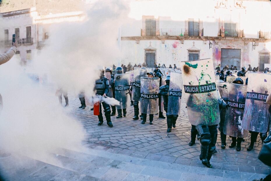 La policía estatal recurrió al uso de sustancias químicas, no sólo para disuadir, sino para realizar sujeciones y detenciones, de acuerdo con videos difundidos en redes sociales, señala experto. Foto: Diana Valdez / EL UNIVERSAL