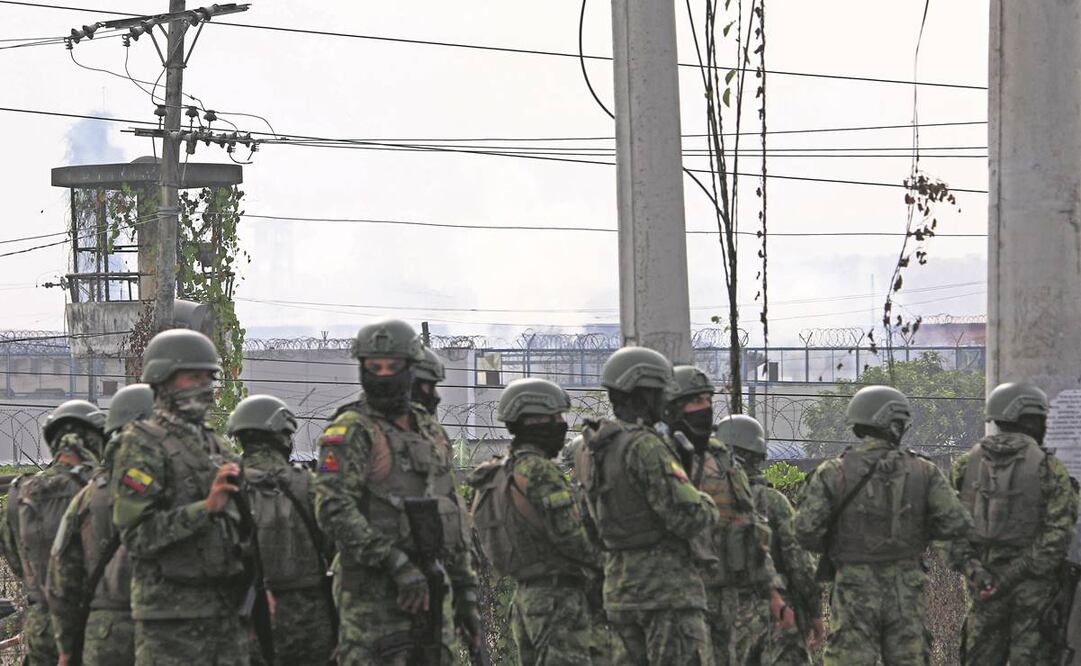 Soldados custodian las instalaciones de la prisión Guayas 1 durante un operativo para controlar un motín en Guayaquil. Foto: Gerardo Menoscal/AFP