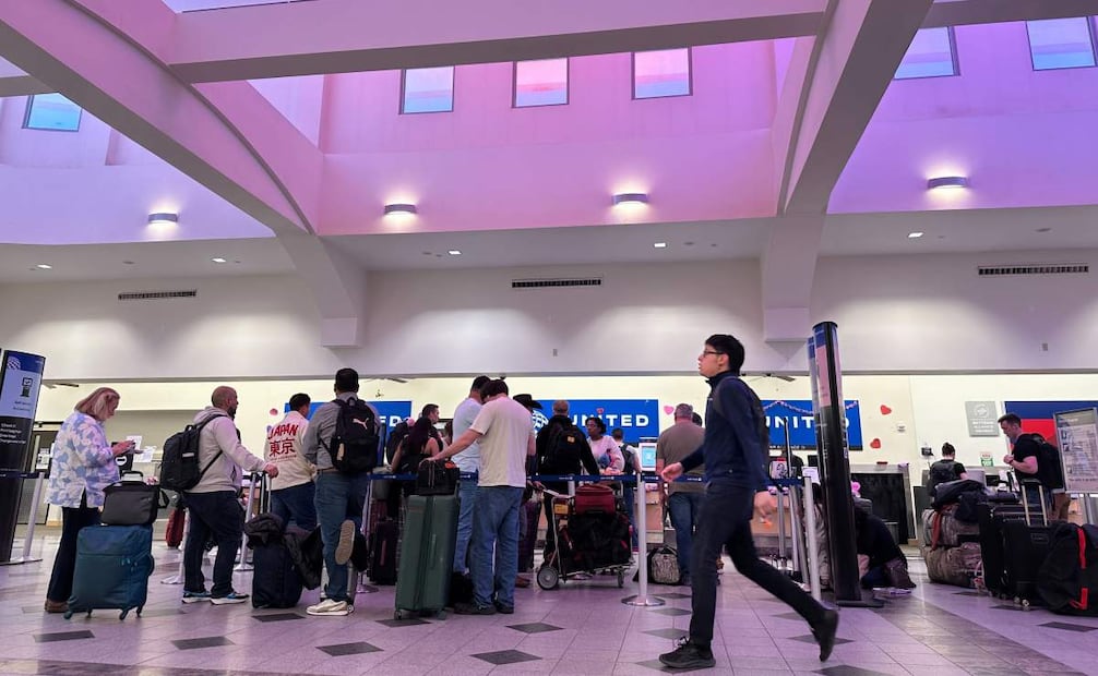 Personas esperando sus vuelos durante cierre del espacio aéreo en El Paso, Texas. (11/02/26) Foto: AP