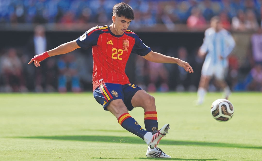 El defensa Pau Cubarsí es una joya del futbol español. Foto: AFP
