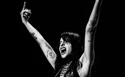 Cazzu regresa a los escenarios con un poderoso mensaje ¿para Ángela Aguilar?: "Mami quédate con él"