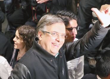 Toma Ebrard publicidad de Gandhi para apoyar a AMLO