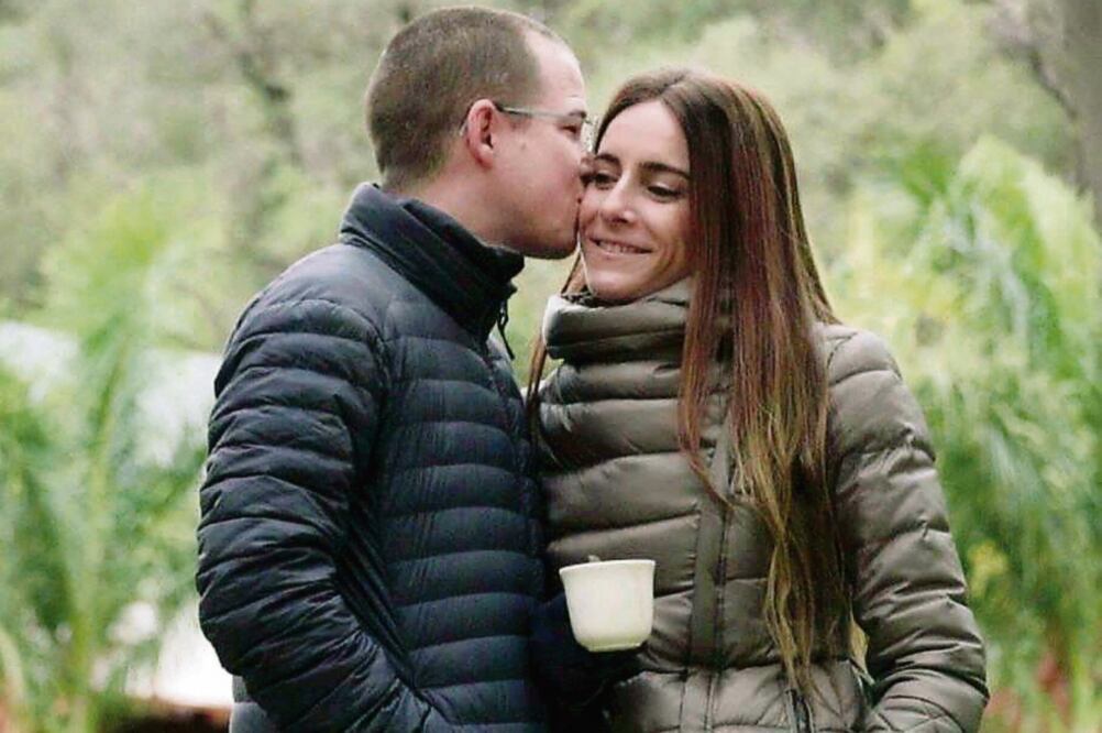 Ricardo Anaya, precandidato presidencial de Por México al Frente, publicó una foto con su esposa Carolina Martínez, acompañada por su mensaje de Año Nuevo (TOMADA DE FACEBOOK)