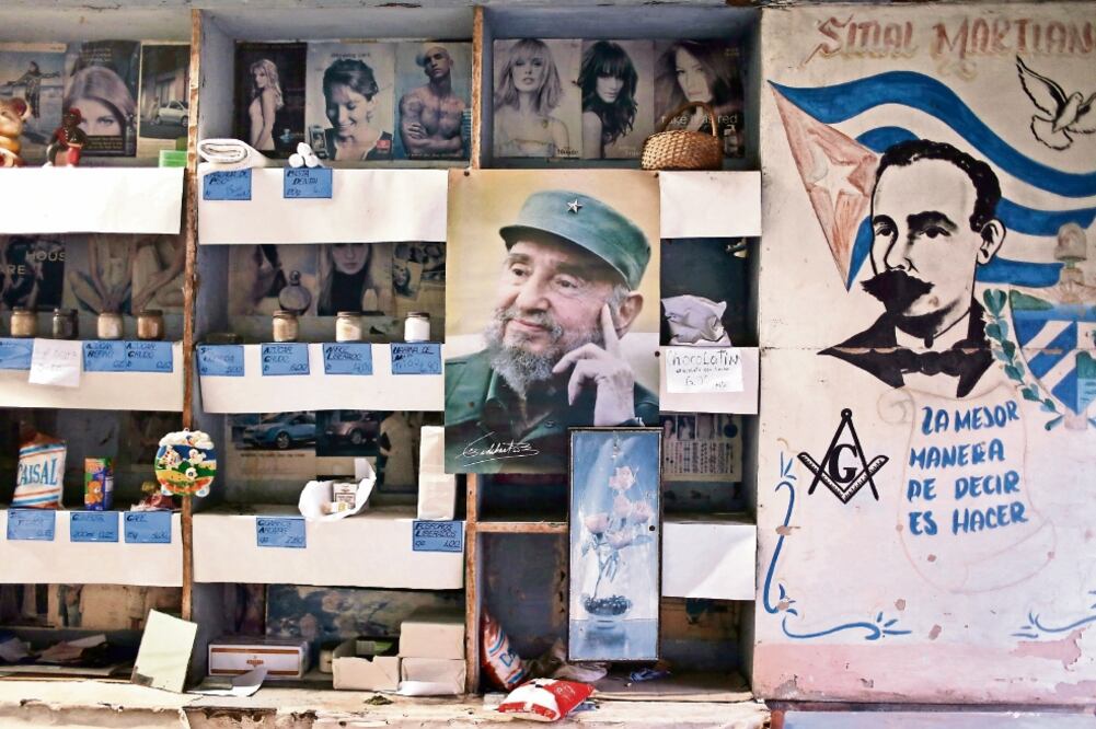 Una foto del fallecido ex presidente cubano Fidel Castro, en una bodega de La Habana, donde la gente puede adquirir artículos básicos. (ALEXANDRE MENEGHINI. REUTERS)