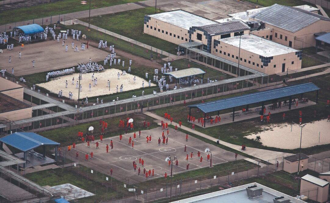 Un grupo de detenidos en el Centro Krome, en el oeste del condado Miami-Dade, Florida, antes de formar señales de “SOS”. Foto: de ALON SKUY. AFP