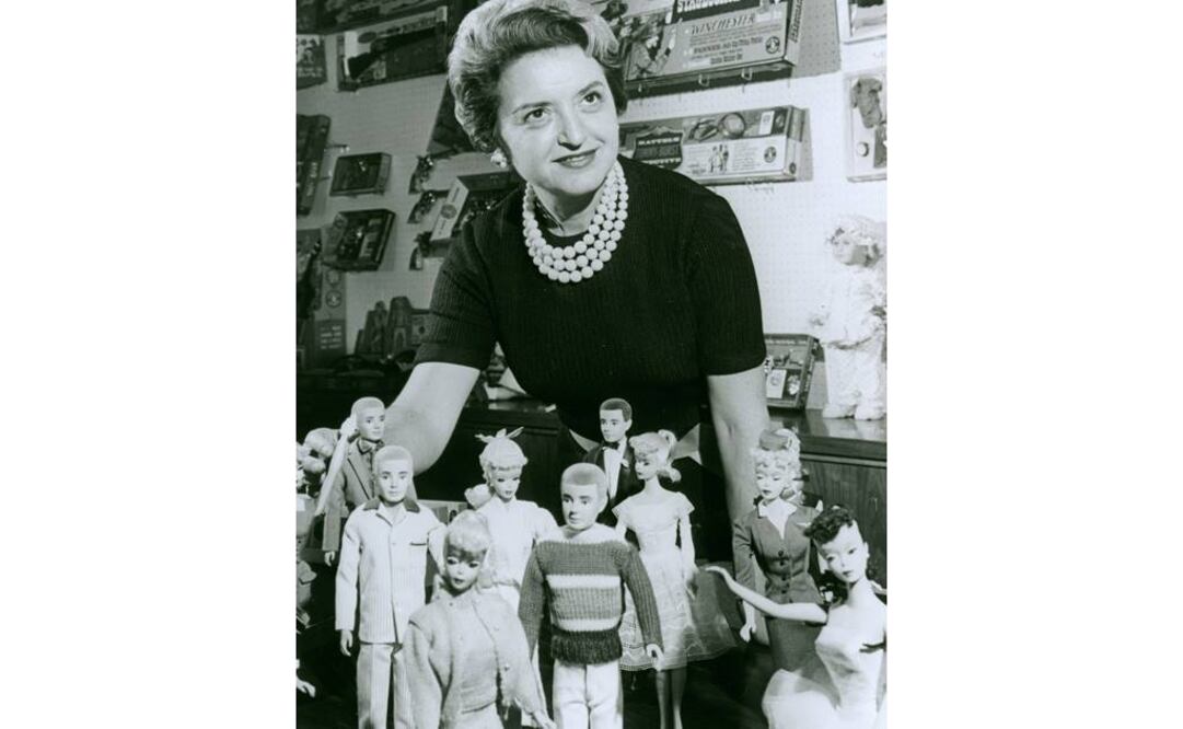 La muestra, de mil 500 metros cuadrados, exhibe toda la historia de la muñeca y sus entresijos, y toda la evolución de la misma a lo largo de más de 50 años. FOTO: Lesartsdecoratifs.fr