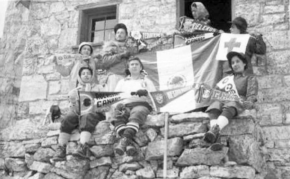 Las siete alpinistas mexicanas en el Refugio del Paso Abbot, con sus banderines. Según comentó Luz María Guzmán, su madre decía “fuimos colegas, compañeras de montaña, pero no amigas”. Foto: ESPECIAL/Cortesía Luz María Guzmán.