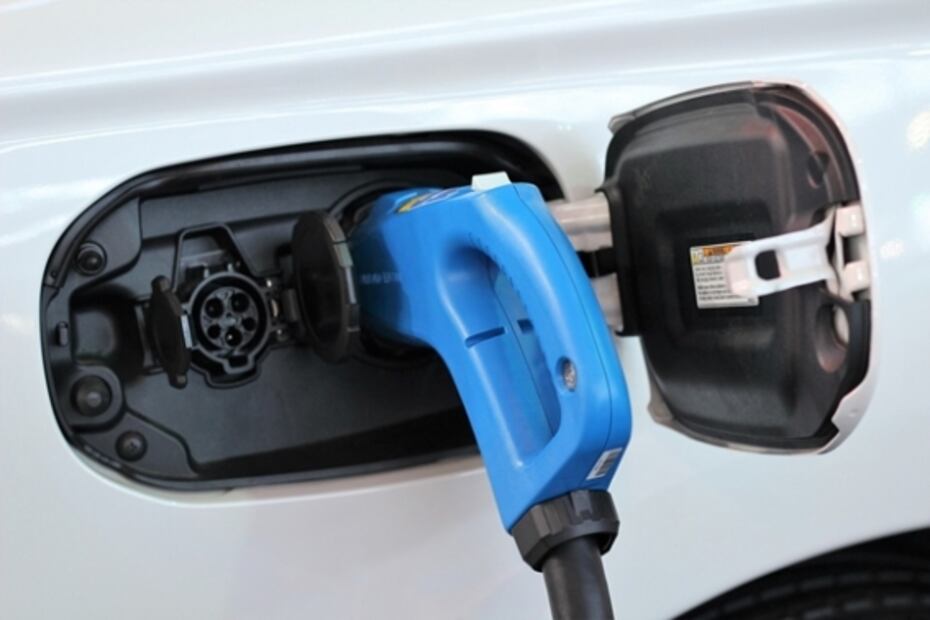 Cómo cuidar la batería de un auto eléctrico
