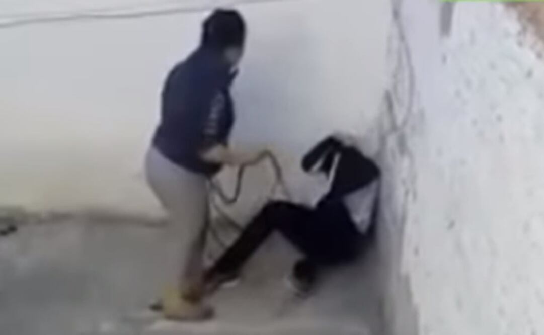 Aunque los hechos captados no fueron recientes, el joven todavía presentaba algunas lesiones por el maltrato cuando fue rescatado. Foto: Captura de video