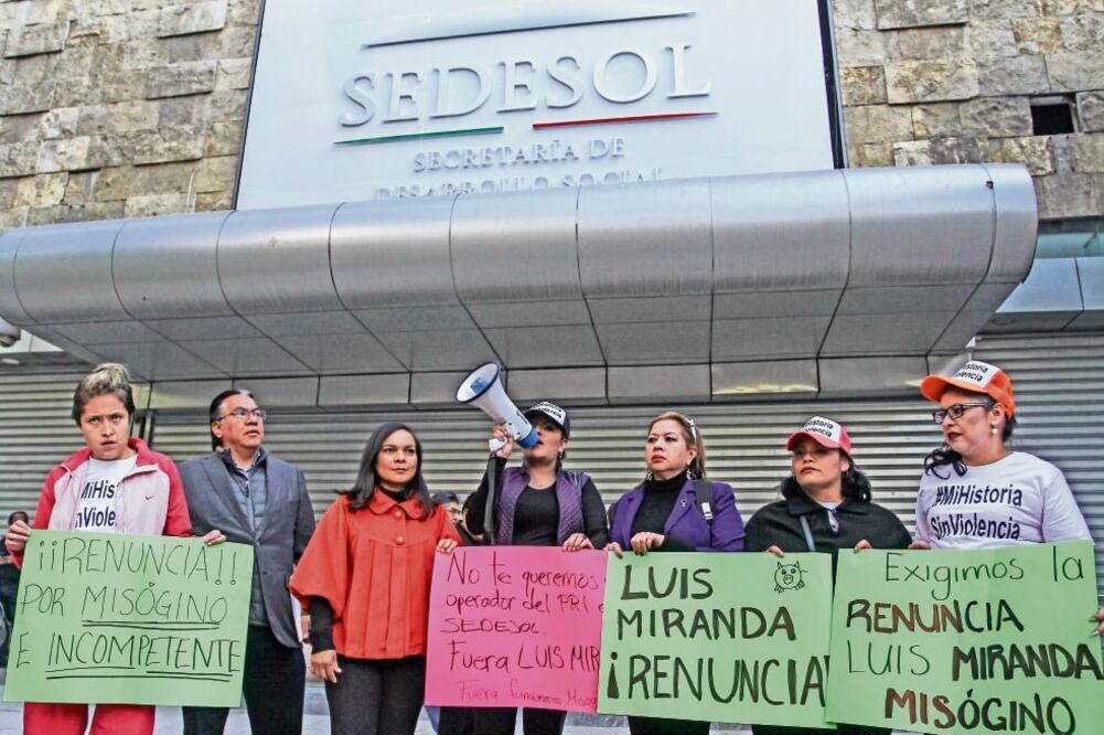 La dirigencia nacional del PRD y un grupo de mujeres se manifestaron ayer frente a las instalaciones de la Sedesol para exigir la renuncia de Luis Miranda. (FOTO: ADOLFO VLADIMIR. CUARTOSCURO)