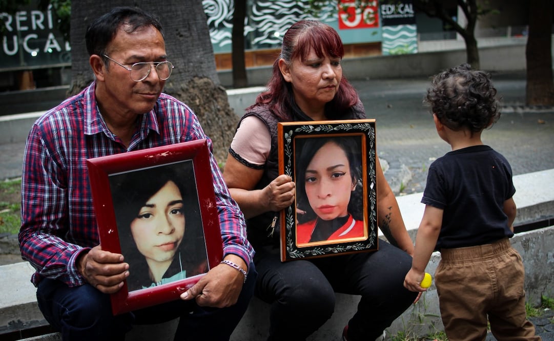 Wendy y Jaime cuidan de su nieto de dos años tras el feminicidio de su hija Wendy Paola Aguilar, el pasado 26 de febrero en Tultepec, Estado de Mexico. Foto: Brenda Martinez