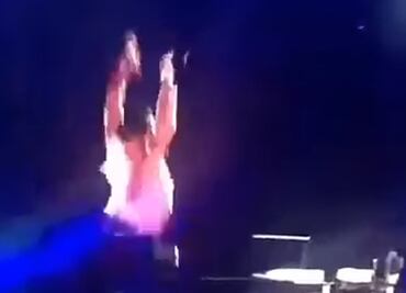 Beto Cuevas sufre caída en los “90's Pop Tour”