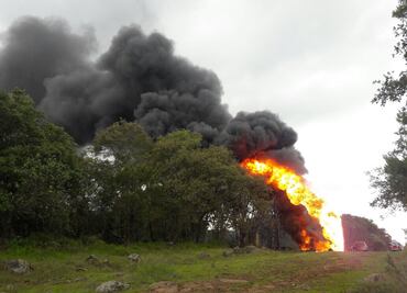Deja 2 heridos incendio en ducto de Pemex en Hidalgo