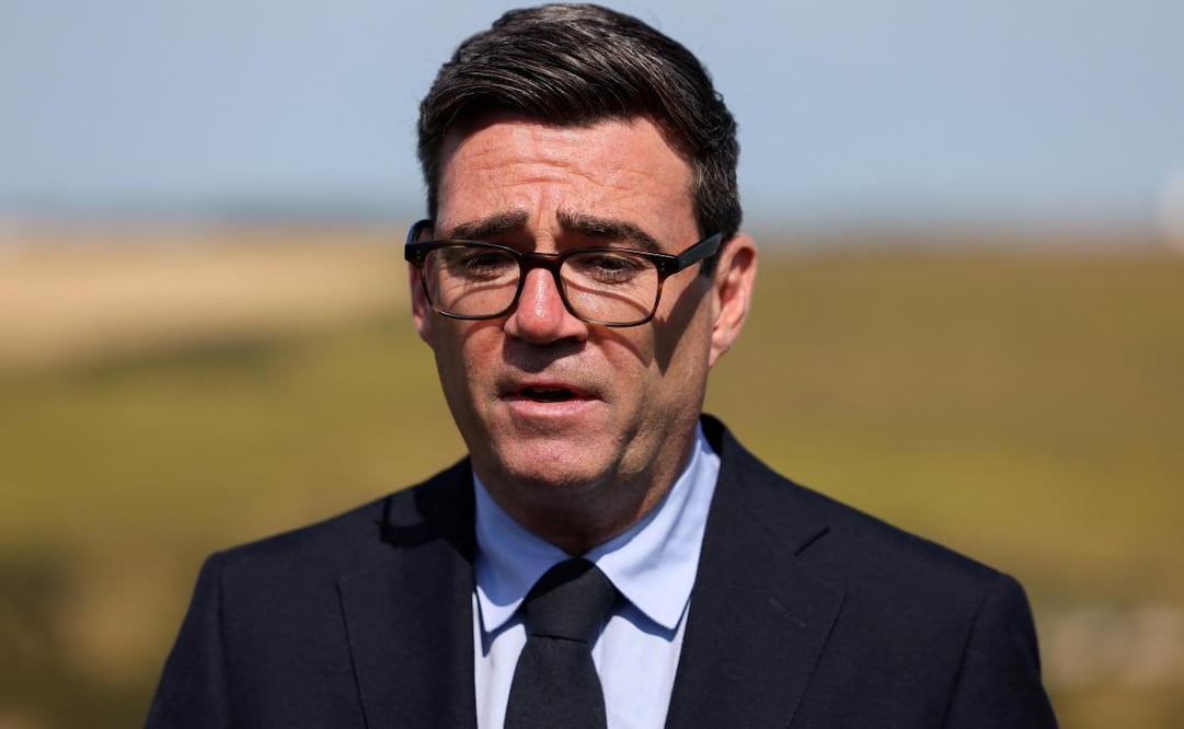 El primer ministro británico, Andy Burnham, habla con los medios de comunicación durante una visita al Centro de Coordinación de Salvamento Marítimo de la Guardia Costera en Dover, Reino Unido, el 2 de agosto de 2026. Foto: AP