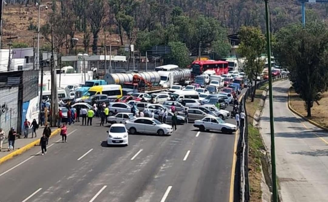 Taxistas bloquean la México- Pachuca. Foto: especial