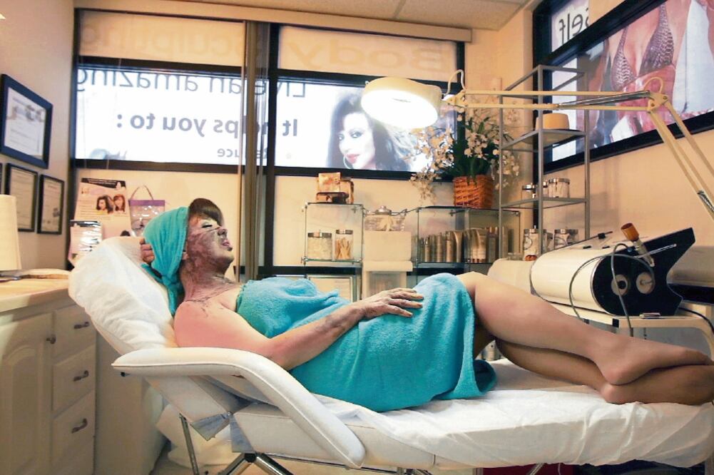 Wanda Seux, de amarillo, y Olga Breeskin, de rojo, dos de las protagonistas del largometraje (CORTESÍA BELLAS DE NOCHE)