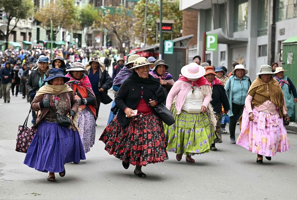 Indígenas se manifiestan en Bolivia en contra del presidente Rodrigo Paz, en La Paz. FOTO: MARVIN RECINOS. AFP