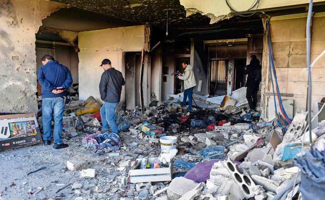 Un apartamento dañado tras un ataque aéreo israelí contra un edificio en Bshamoun, al sureste de Beirut, Líbano. Foto: EFE