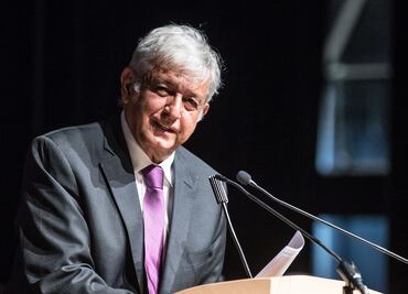 AMLO: "safe" ante ataques; no le harán "out", asegura