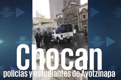 Chocan policías y estudiantes de Ayotzinapa en Hemiciclo a Juárez; vandalizan patrulla