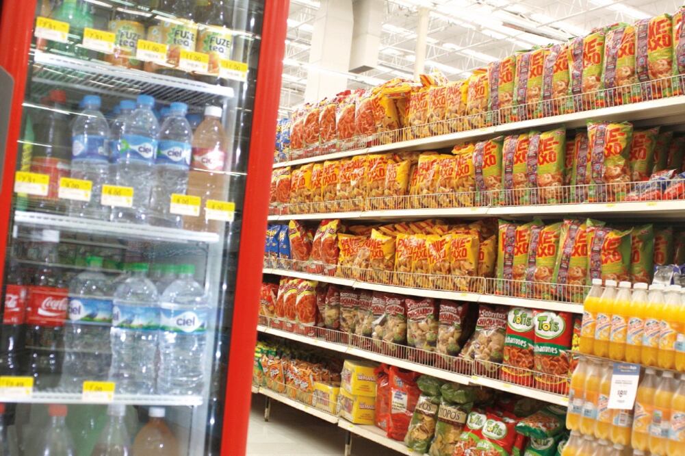 De acuerdo con datos de la SHCP, en 2016, cuando la economía creció 2.3%, el fisco obtuvo 23 mil 348 millones de pesos a través del IEPS a refrescos. (ARCHIVO EL UNIVERSAL)