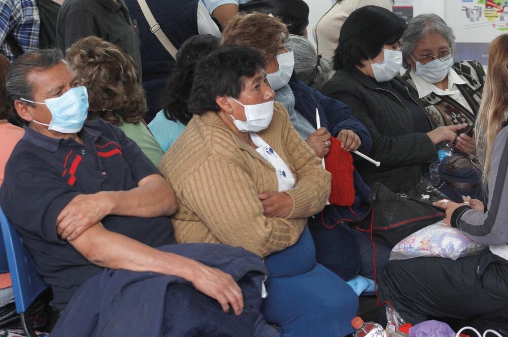 Para evitar que el aire frío entre a los pulmones es recomendable el uso de ropa adecuada, además de evitar cambios bruscos de temperatura. (ARCHIVO EL UNIVERSAL)