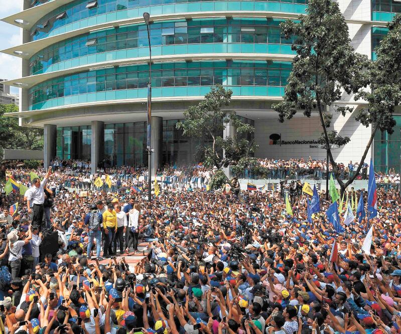 El proclamado presidente interino Juan Guaidó estuvo ayer en una manifestación de la oposición contra el gobierno de Nicolás Maduro, en Caracas. Foto/FEDERICO PARRA. AFP