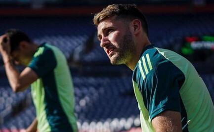 Con Javier Aguirre, Santiago Giménez tampoco será titular