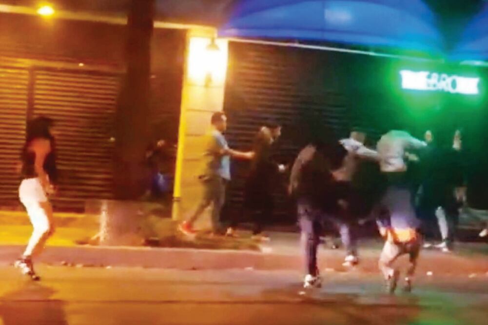 El pasado 21 de febrero por la madrugada, dos jóvenes fueron golpeados afuera de The Bronx, ubicado en calle Monterrey esquina con Oaxaca, en La Roma (TOMADA DE VIDEO)