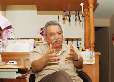 Persiguen amenazas a maestro que dijo no ser “güevón”