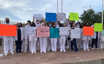 Médicos pasantes se manifiestan para pedir eliminación de plazas en zonas serranas de Chihuahua