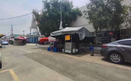 Reparan socavones en Iztacalco; vecinos piden retirar tierra y escombros de la calle
