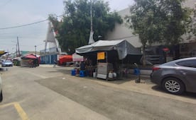 Reparan socavones en Iztacalco; vecinos piden retirar tierra y escombros de la calle
